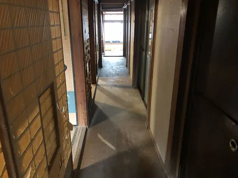 廊下も床材を交換しました。（作業前）