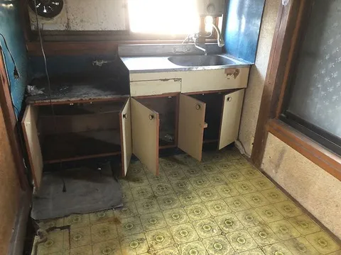 キッチンもシステムキッチンを入れ替え、床材も交換してリフォームしました。（作業前）