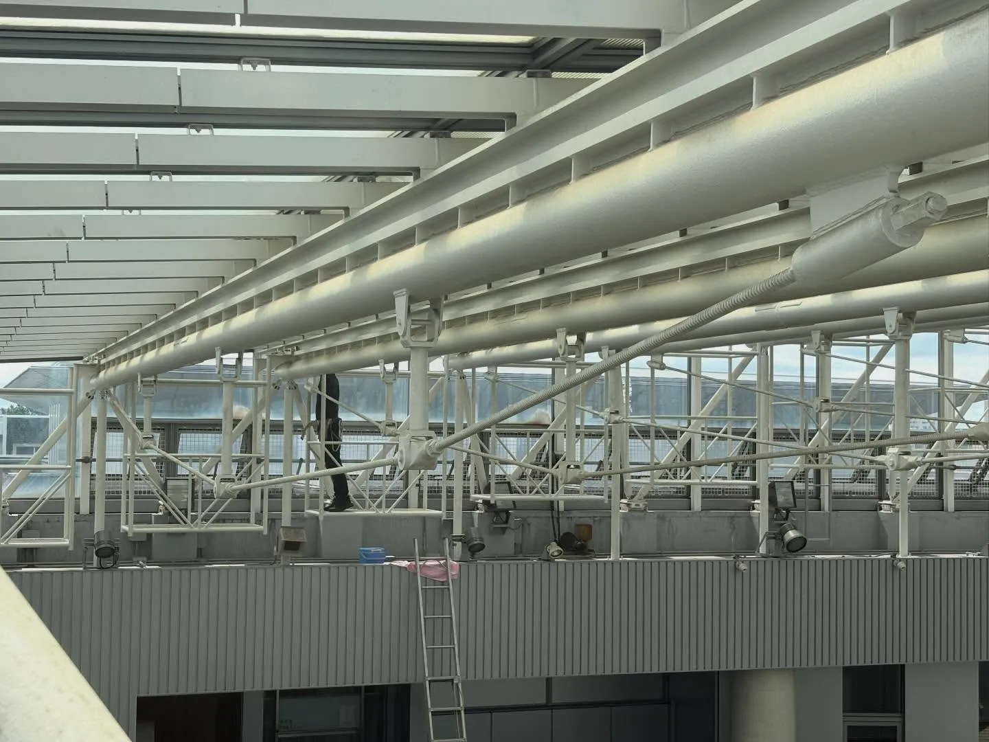 今日はAGOT総出で空調のメンテナンスの作業に来ております。